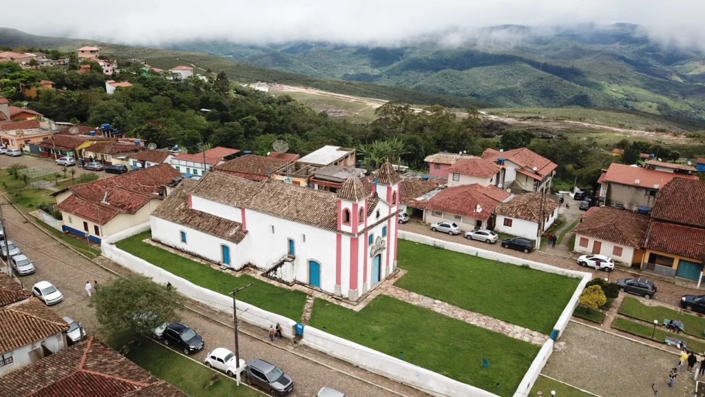 Imagem aérea da Igreja de Lavras mostra outras casas ao redor do local histórico para ilustrar matéria sobre qual a cidade mais segura de Minas Gerais