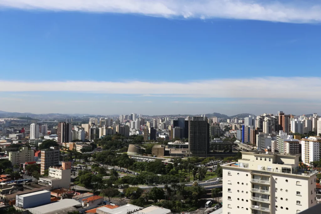 Imagem panorâmica de paisagem da cidade de Santo André, em São Paulo, mostra prédios e avenidas para ilustrar matéria sobre a limpeza urbana do Brasil