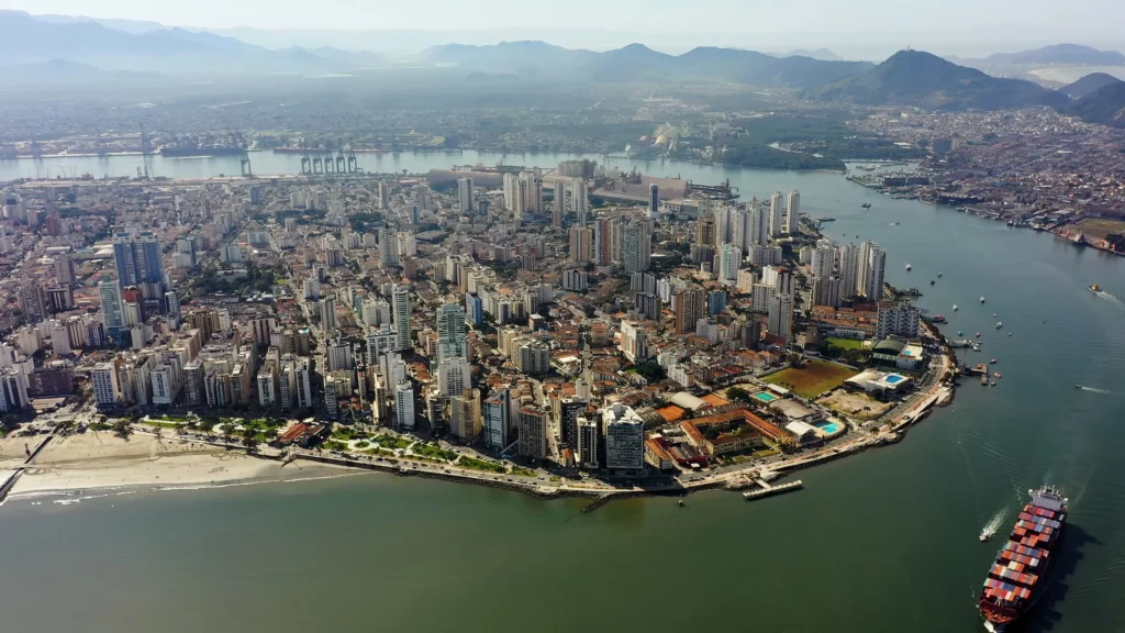 Imagem panorâmica de paisagem da cidade costeira de Santos, localizada em  São Paulo, para  ilustrar matéria sobre as cidades mais limpas do Brasil
