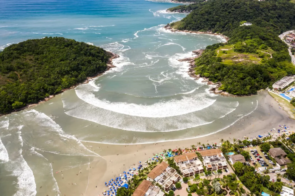 Imagem da vista aérea da praia de Mar Casado, em Guarujá, para ilustrar matéria sobre a segurança no litoral de SP