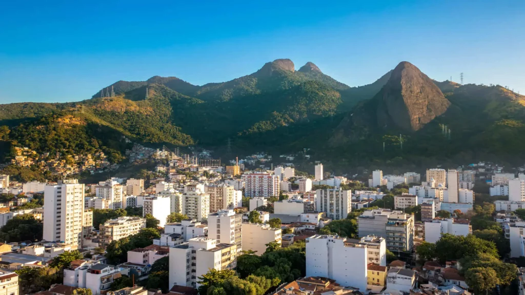 Imagem aérea do Rio de Janeiro mostra prédios, morros e vegetação para ilustrar matéria sobre as visitas em diversas cidades do Brasil ao longo de 2023