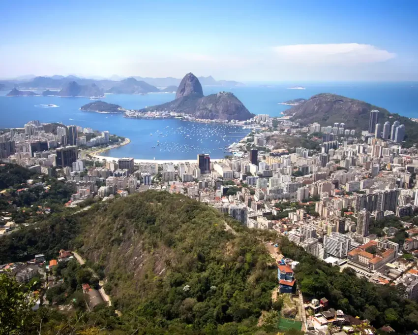 Foto que ilustra matéria sobre a cidade mais populosa do RJ mostra a capital Rio de Janeiro vista do alto (Foto: Shutterstock)