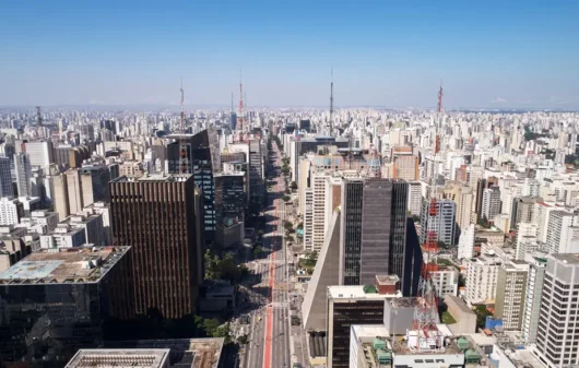 Foto que ilustra matéria sobre cidades mais populosas de SP mostra a cidade de São Paulo vista do alto na região da Avenida Paulista (Foto: Shutterestock)