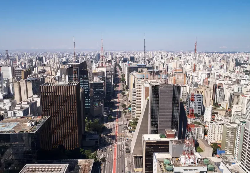 Foto que ilustra matéria sobre cidades mais populosas de SP mostra a cidade de São Paulo vista do alto na região da Avenida Paulista (Foto: Shutterestock)