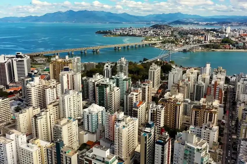 Foto que ilustra matéria sobre as Cidades mais populosas de Santa Catarina mostra Florianópolis vista do alto (Foto: Shutterstock)