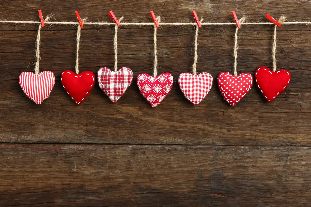 Foto que ilustra matéria sobre decoração para dia das mães mostra um arranjo feito com corações de feltro em diferentes padrões (Foto: Shutterstock)