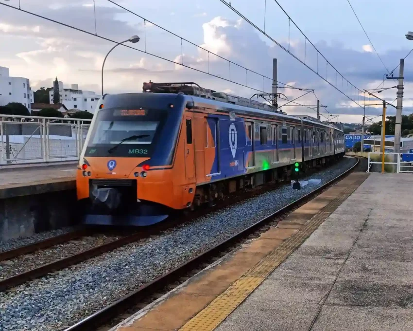 Foto que ilustra matéria sobre a Estação Cidade Industrial mostra um trem do metrô de Belo Horizonte se aproximando de uma plataforma a céu aberto (Foto: Wikimedia Commons)