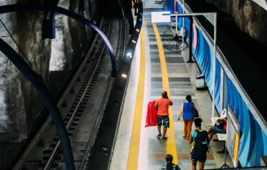 Foto que ilustra matéria sobre o metrô Copacabana mostra a plataforma de embarque e desembarque da Estação Cardeal Arcoverde (Foto: Shutterstock)