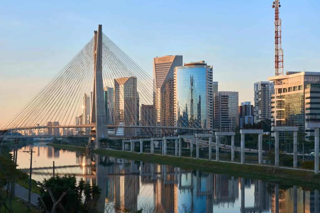 Imagem panorâmica da ponte Octavio Frias, em SP, para ilustrar matéria sobre as cidades mais frias de SP

