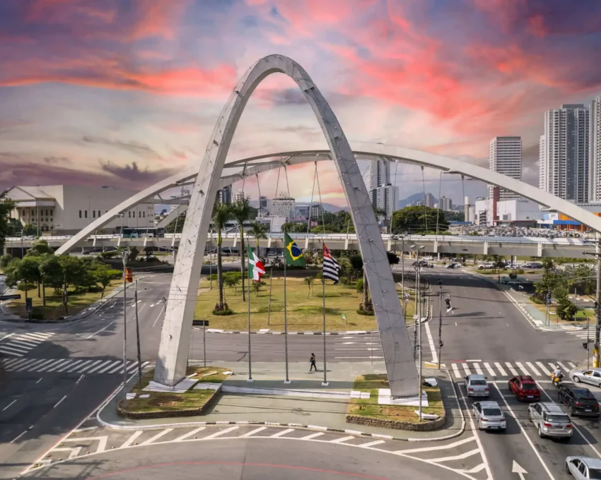 Imagem da Ponte Metálica de Osasco, o Viaduto Reinaldo de Oliveira, mostra paisagem da cidade para ilustrar matéria sobre os bairros mais seguros de Osasco