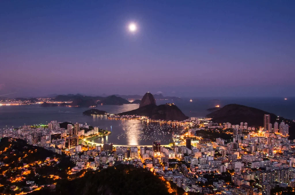 Imagem panorâmica da vista noturna do Rio de Janeiro para ilustrar matéria sobre locais para ir durante a noite na cidade