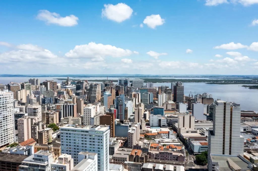 Imagem aérea do Rio Guaíba em Porto Alegre para ilustrar matéria sobre o que fazer na região sul de Porto Alegre