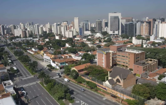Imagem da vista aérea de São Paulo mostra prédios, avenidas e vegetação para ilustrar matéria sobre o que fazer na Zona Norte de SP