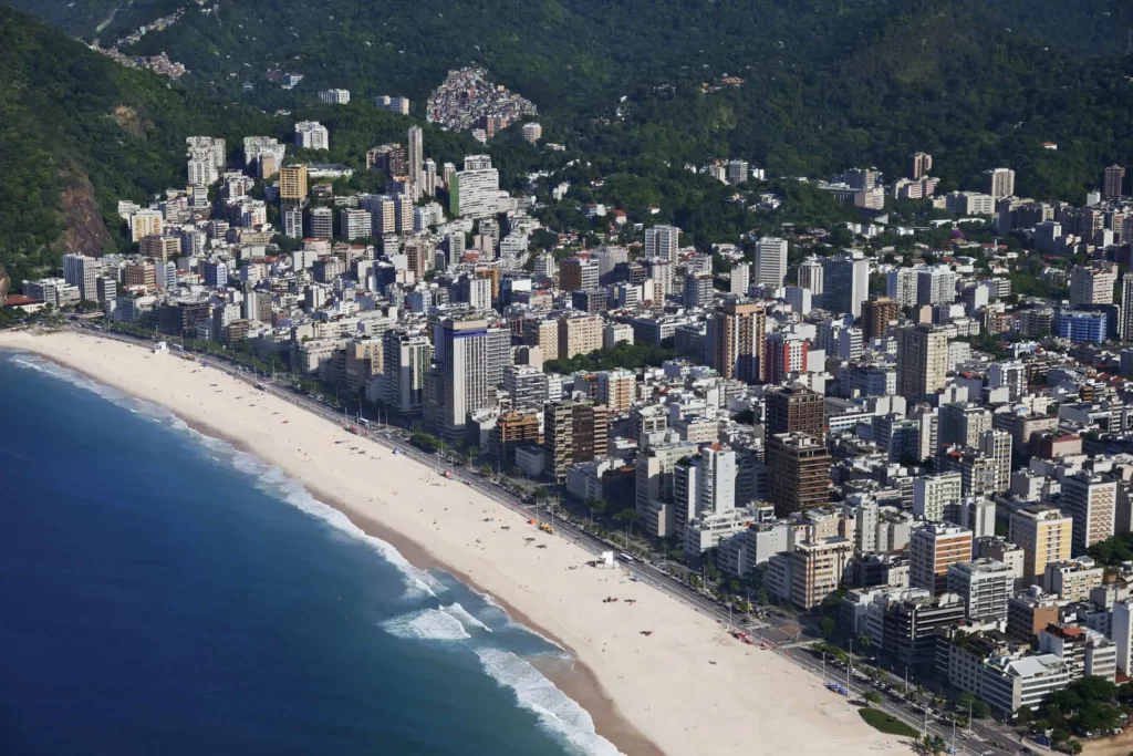 Vista aérea da paisagem urbana do Rio de Janeiro mostra a praia de Leblon para ilustrar matéria sobre o que fazer na Zona Sul do Rio de Janeiro hoje