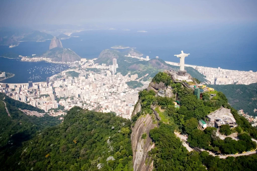 Imagem panorâmica do corcovado mostra o Cristo Redentor e a cidade do Rio de Janeiro para ilustrar matéria sobre o que fazer na Zona Sul do RJ