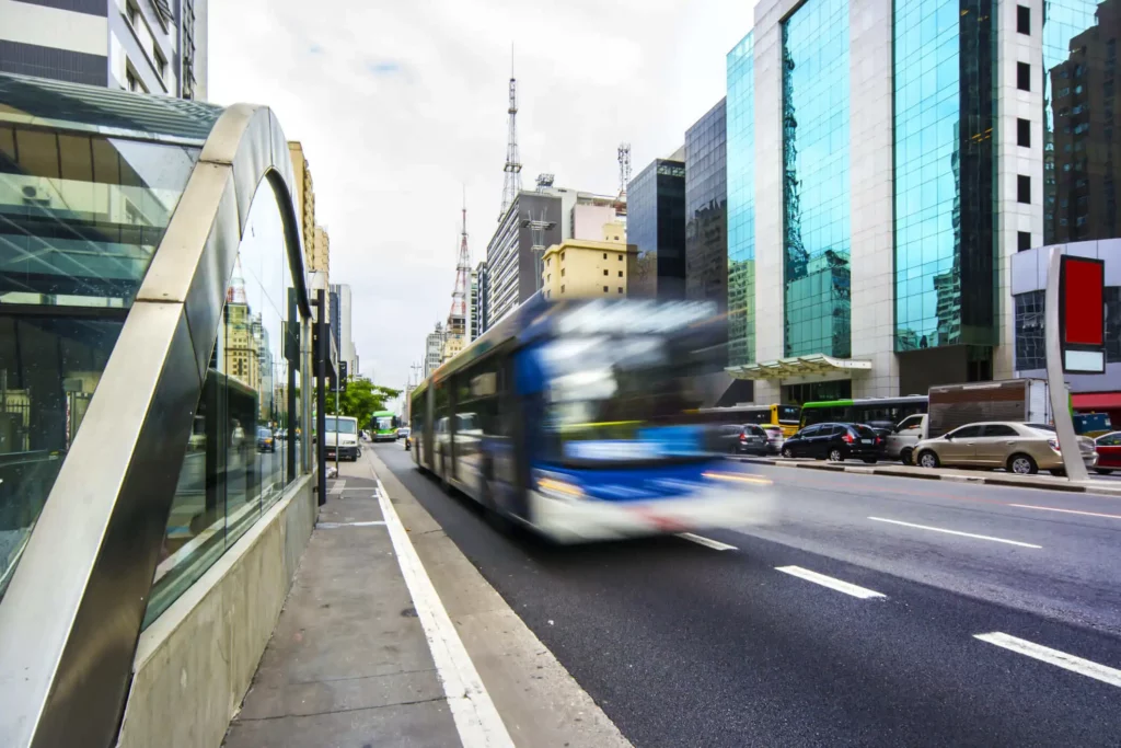 Imagem de um ônibus em movimento próximo da estação de metrô da Avenida Paulista, na cidade de São Paulo, para ilustrar matéria sobre terminais de ônibus em SP