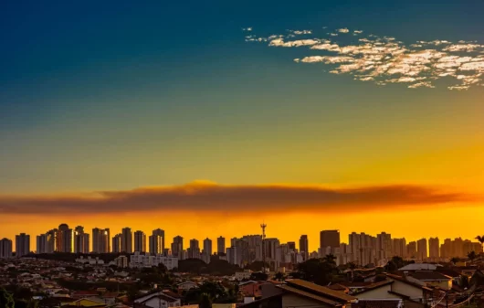 Imagem de prédios e casas com um pôr do sol ao fundo em Ribeirão Preto para ilustrar matéria sobre qual a cidade mais quente do estado de São Paulo