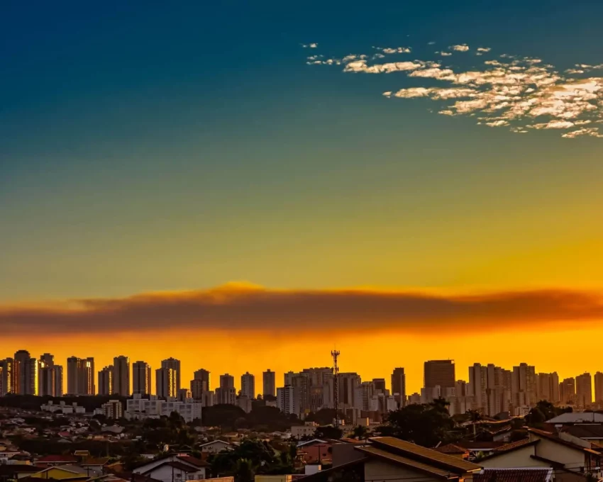 Imagem de prédios e casas com um pôr do sol ao fundo em Ribeirão Preto para ilustrar matéria sobre qual a cidade mais quente do estado de São Paulo