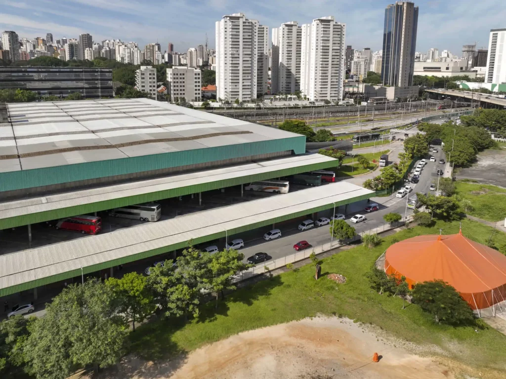 Imagem aérea do bairro Barra Funda, próximo ao maior terminal de metrô e ônibus de São Paulo para ilustrar matéria sobre terminais de ônibus em SP