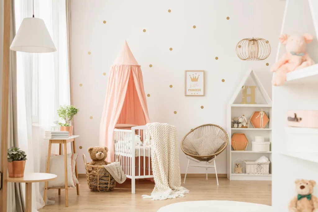 Foto de um quarto rosa para bebê feminino.