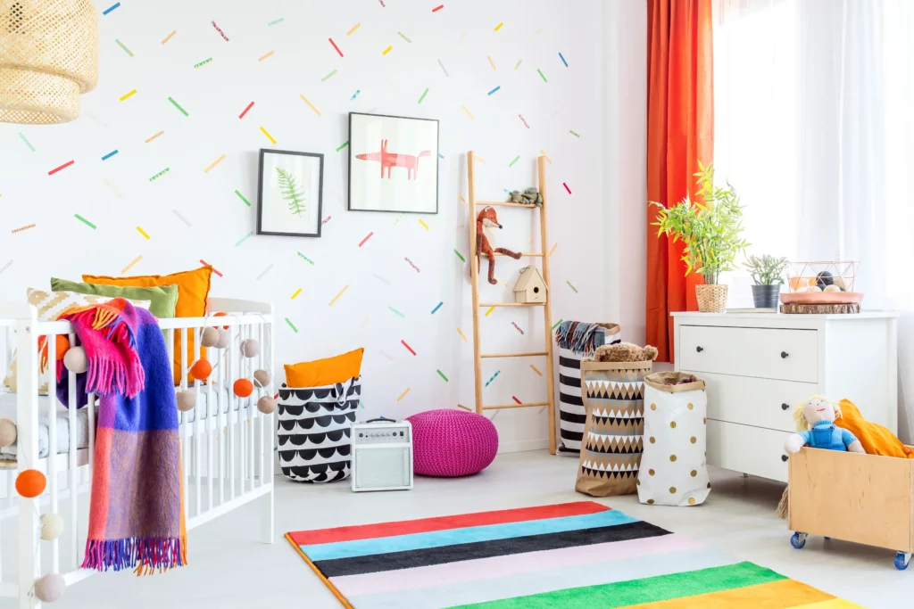 Foto de quarto colorido para bebês.
