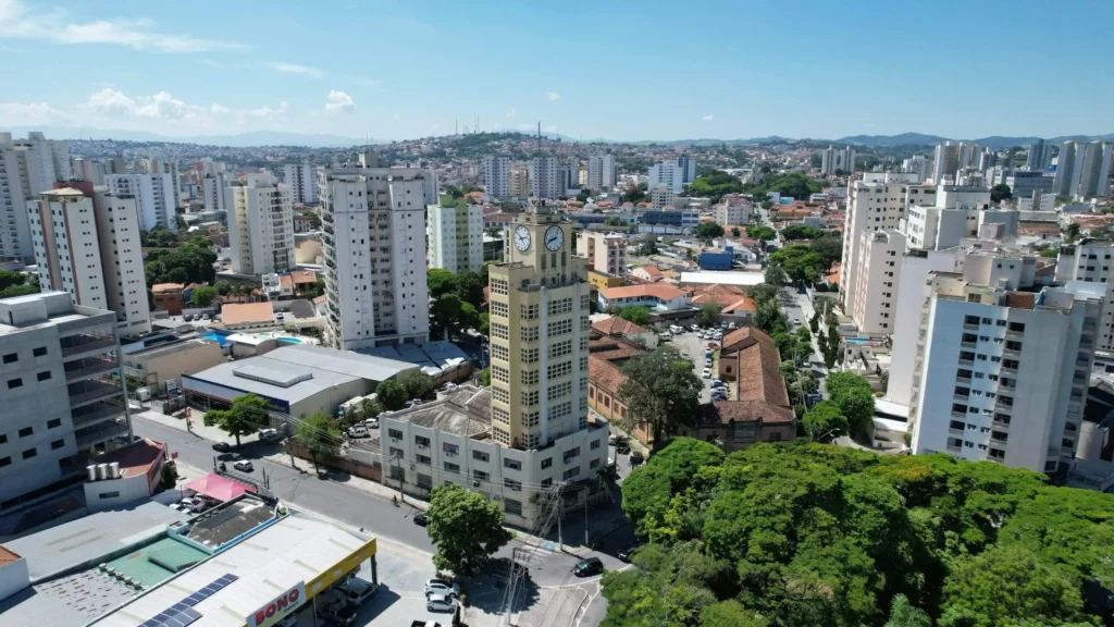 Imagem aérea de prédios residenciais de Taubaté em um dia ensolarado para ilustrar matéria sobre as cidades mais frias de São Paulo

