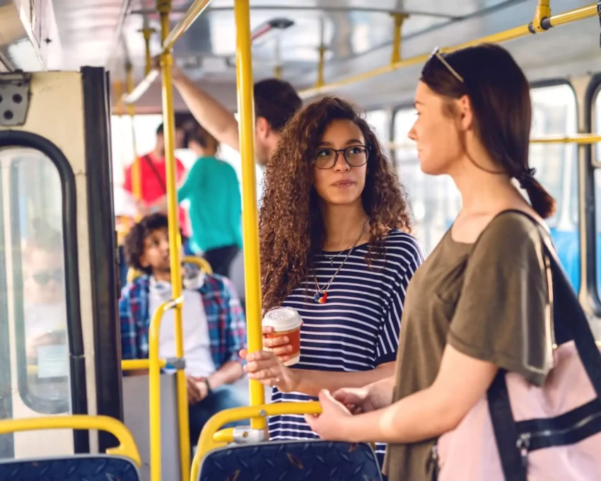 Imagem de duas mulheres conversando em um ônibus para ilustrar matéria sobre os terminais de ônibus em SP