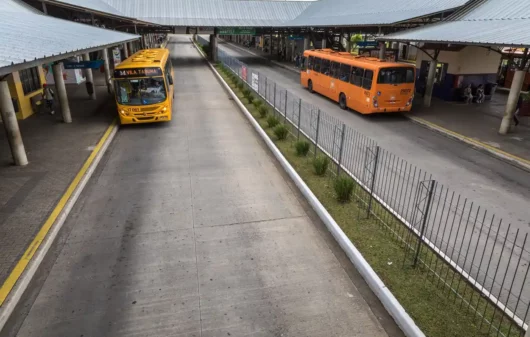 Foto mostra dois ônibus chegando em diferentes plataformas do Terminal Pinhais (Foto: Maurilio Cheli | Divulgação AMEP)