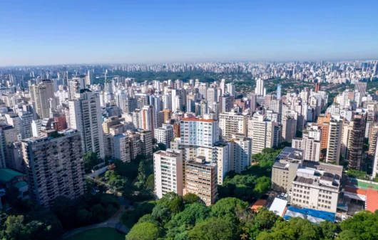 Imagem aérea de prédios e residências de São Paulo para ilustrar matéria sobre os bairros mais populosos de SP